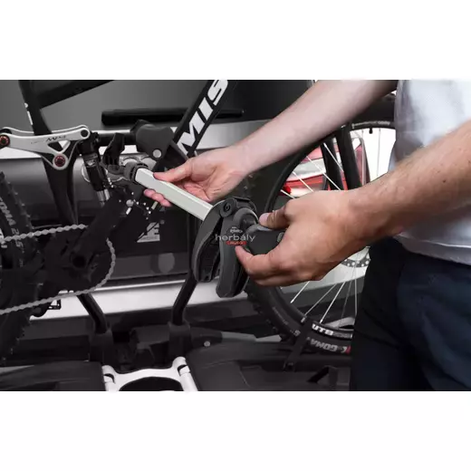 Thule EasyFold XT 933 2-es kerékpártartó vonóhorogra, ezüst Thule EasyFold XT 933 2-es kerékpártartó vonóhorogra, ezüst