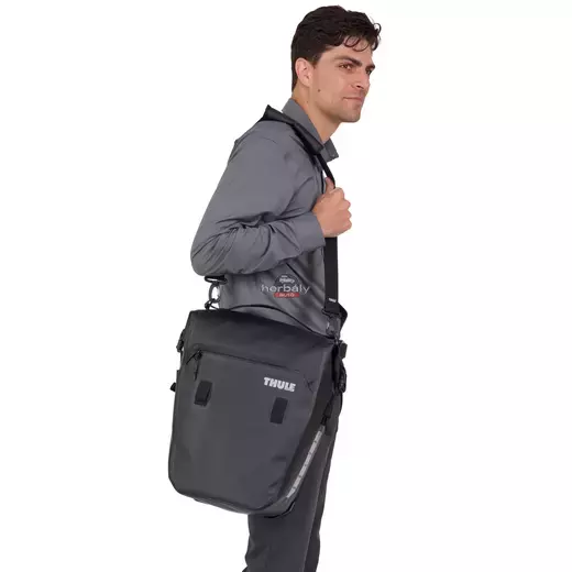 Thule Shield 3205406 kerékpáros táska 22L, fekete Thule Shield 3205406 kerékpáros táska 22L, fekete